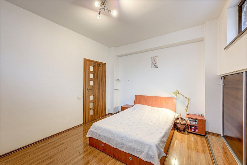Jiului – Sinca, apartament 3 camere, demisol, 75 mp.