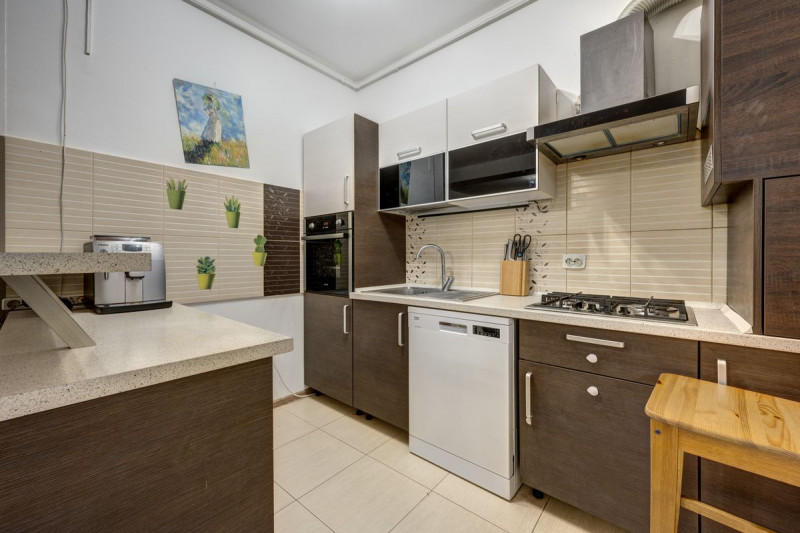 DAMAROAIA – IZBICENI, Apartament 3 camere, 2 bai, curte, garaj, boxa, 120 mp.