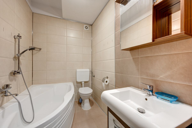 DAMAROAIA – IZBICENI, Apartament 3 camere, 2 bai, curte, garaj, boxa, 120 mp.