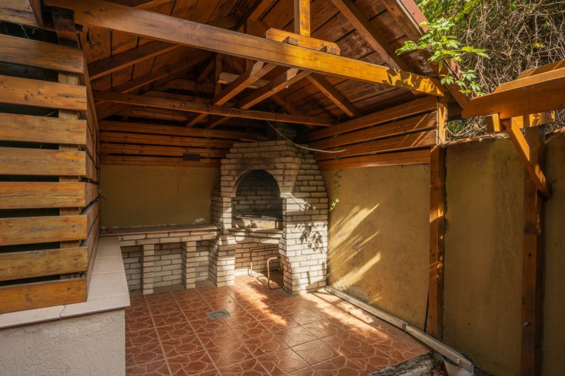 DAMAROAIA – IZBICENI, Apartament 3 camere, 2 bai, curte, garaj, boxa, 120 mp.