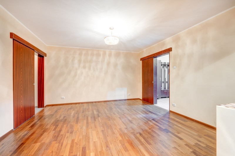 REZERVAT – Pajura, Apartament 3 camere, etaj 1, 70 mp, stare buna. 