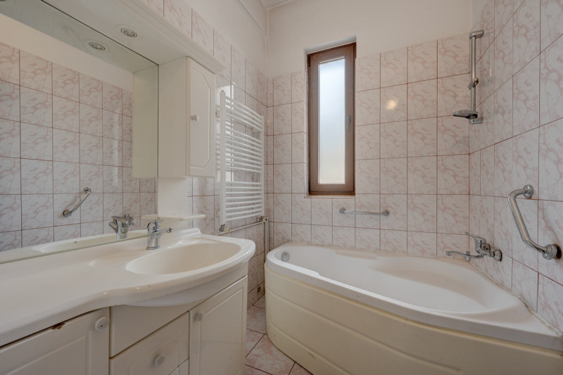 P-TA LAHOVARI, VILA REPREZENTATIVA PENTRU BIROURI, 425 MP.