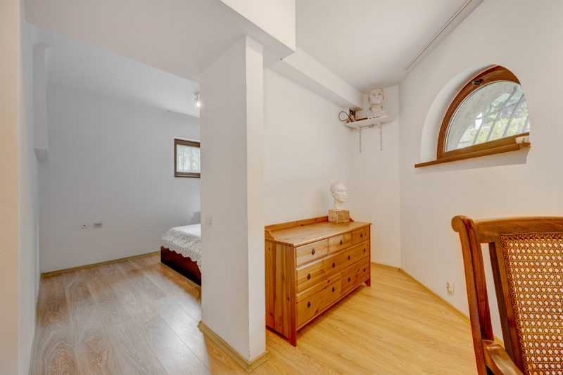 P-TA LAHOVARI, VILA REPREZENTATIVA PENTRU BIROURI, 425 MP.