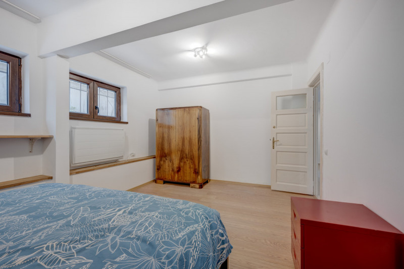 P-TA LAHOVARI, VILA REPREZENTATIVA PENTRU BIROURI, 425 MP.