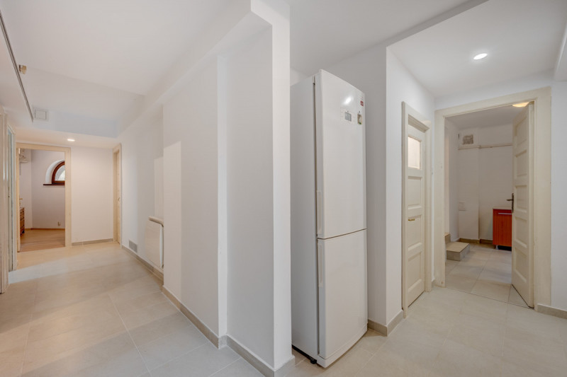 P-TA LAHOVARI, VILA REPREZENTATIVA PENTRU BIROURI, 425 MP.