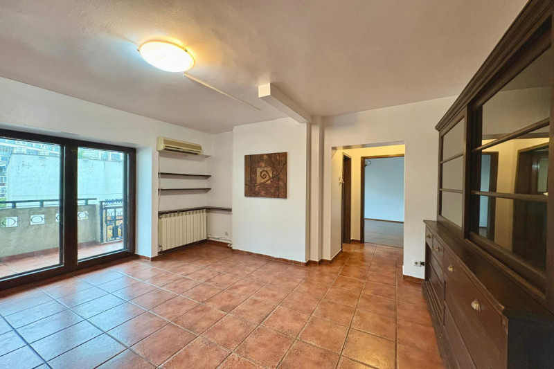 Unirii - Negru Voda, apartament 2 camere spatios, nemobilat, 70 mp.