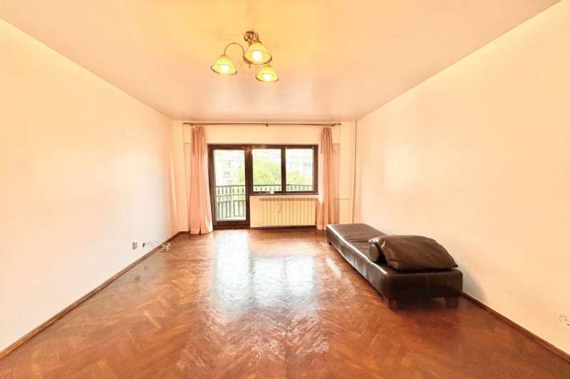 Unirii - Negru Voda, apartament 2 camere spatios, nemobilat, 70 mp.