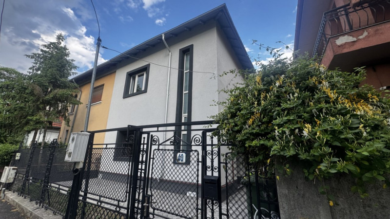 Casa bifamiliala- 2 apartamente in vila 1 Mai- PROASPĂT RENOVAT