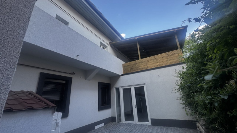 Casa bifamiliala- 2 apartamente in vila 1 Mai- PROASPĂT RENOVAT