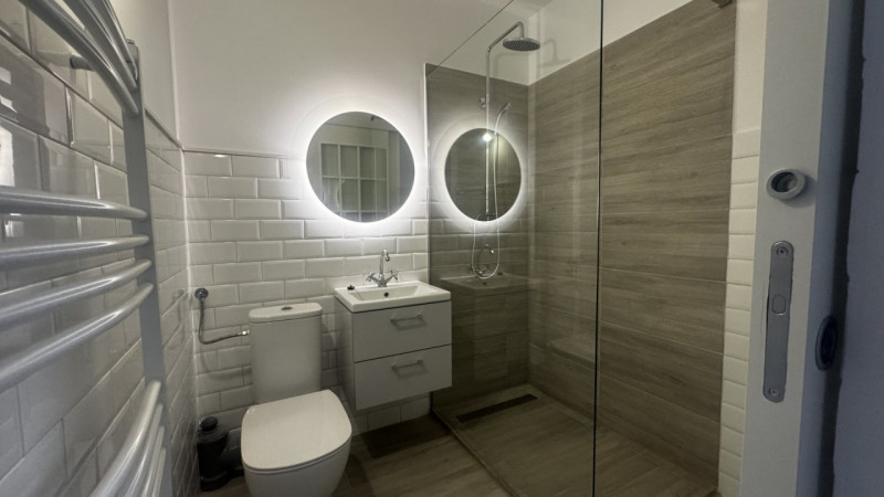 Casa bifamiliala- 2 apartamente in vila 1 Mai- PROASPĂT RENOVAT