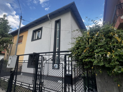 Casa bifamiliala- 2 apartamente in vila 1 Mai- PROASPĂT RENOVAT