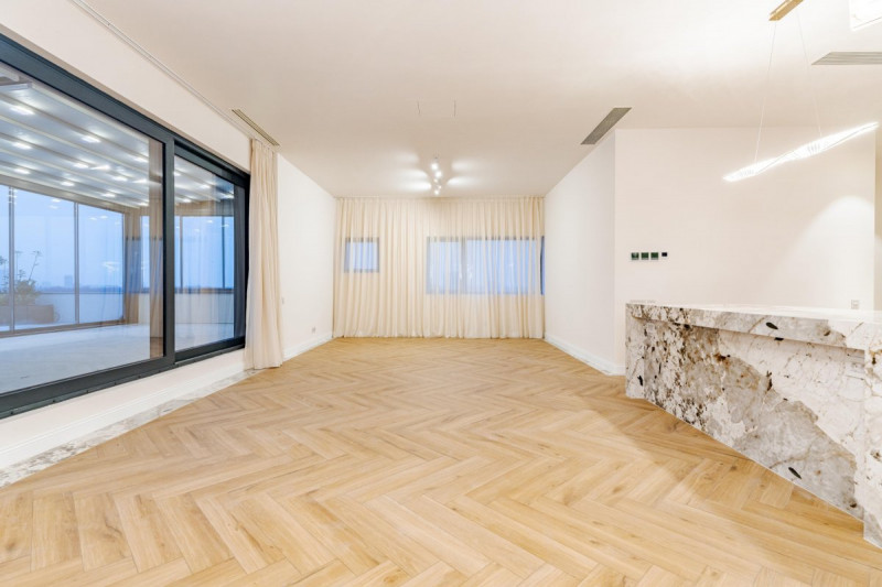 Priveste Deasupra Tuturor - Penthouse Spectaculos cu Terase 210mp!