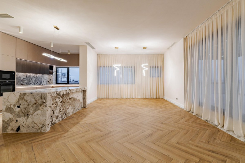 Priveste Deasupra Tuturor - Penthouse Spectaculos cu Terase 210mp!