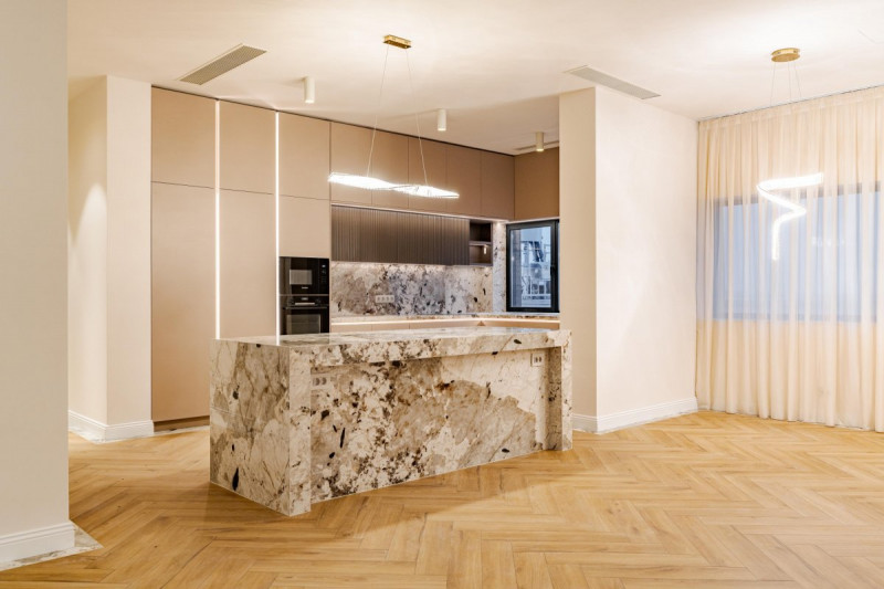 Priveste Deasupra Tuturor - Penthouse Spectaculos cu Terase 210mp!