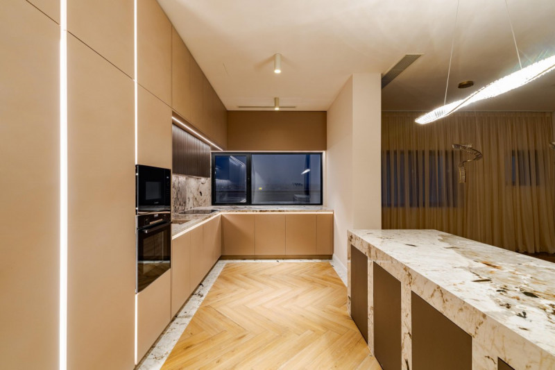 Priveste Deasupra Tuturor - Penthouse Spectaculos cu Terase 210mp!