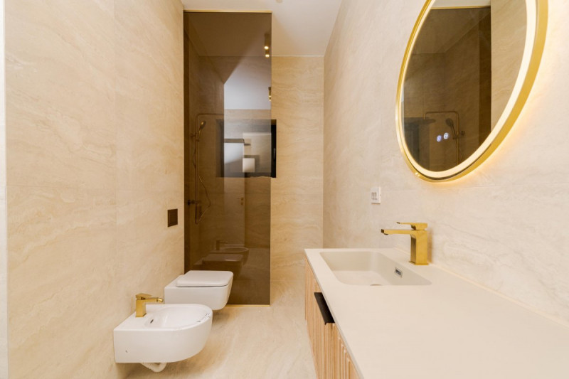 Priveste Deasupra Tuturor - Penthouse Spectaculos cu Terase 210mp!