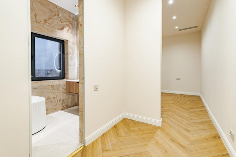 Priveste Deasupra Tuturor - Penthouse Spectaculos cu Terase 210mp!