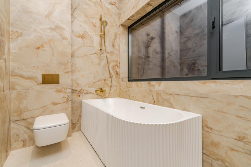 Priveste Deasupra Tuturor - Penthouse Spectaculos cu Terase 210mp!