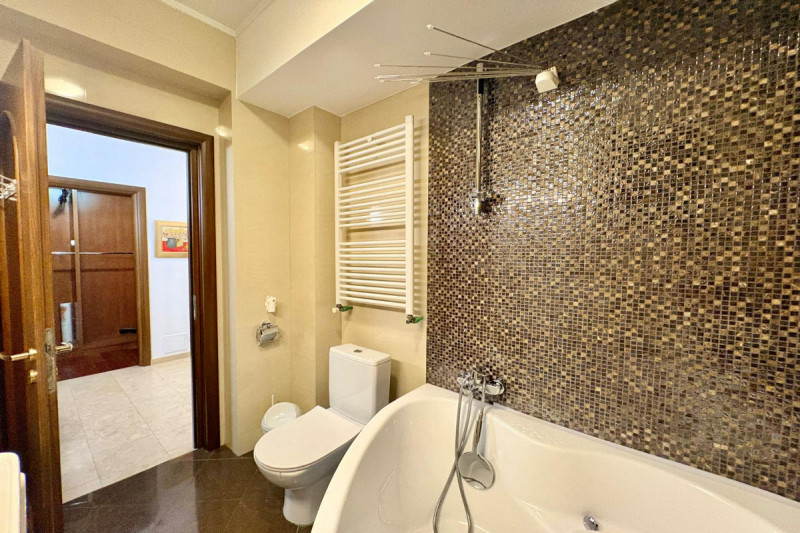 Parc Bazilescu - Apartament 3 camere 104 mp, cu parcare si curte proprie.