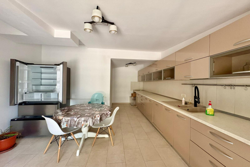 Parc Bazilescu - Apartament 3 camere 104 mp, cu parcare si curte proprie.