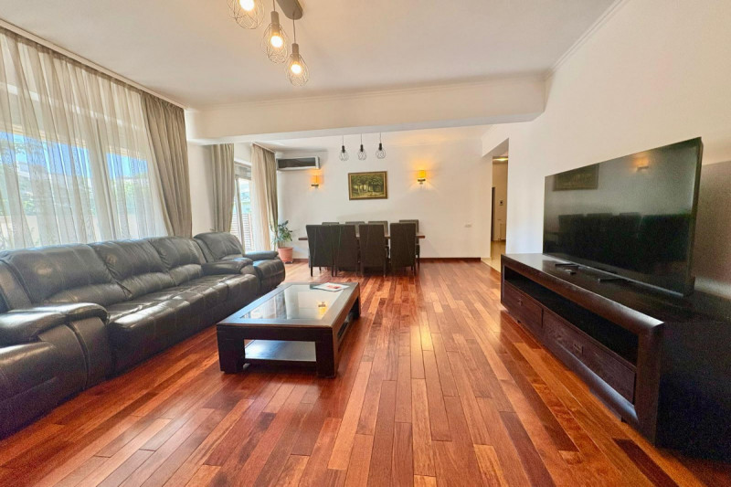 Parc Bazilescu - Apartament 3 camere 104 mp, cu parcare si curte proprie.
