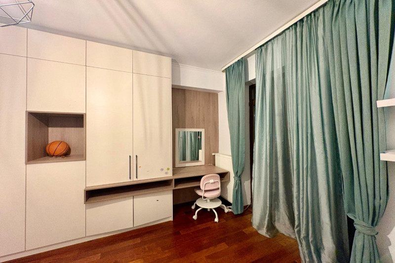 Parc Bazilescu - Apartament 3 camere 104 mp, cu parcare si curte proprie.