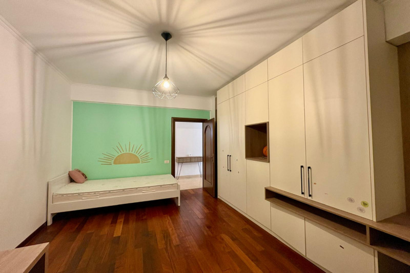 Parc Bazilescu - Apartament 3 camere 104 mp, cu parcare si curte proprie.