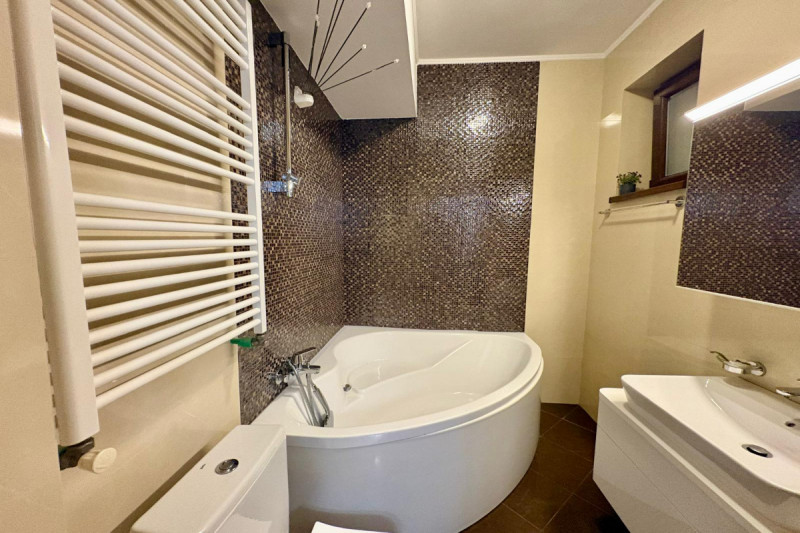 Parc Bazilescu - Apartament 3 camere 104 mp, cu parcare si curte proprie.