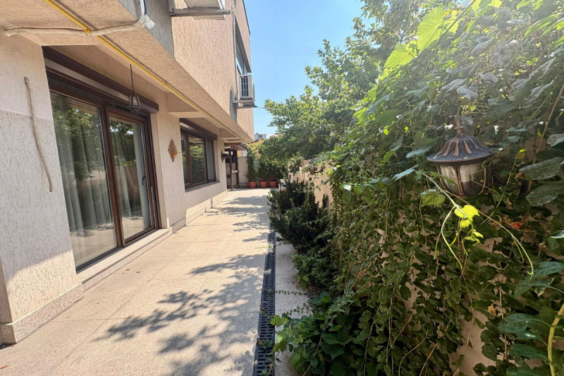 Parc Bazilescu - Apartament 3 camere 104 mp, cu parcare si curte proprie.