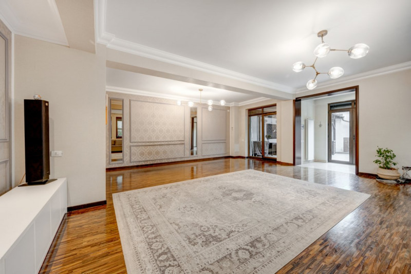 Apartament elegant 170mp, curte proprie și 3 locuri parcare, Parc Bazilescu!