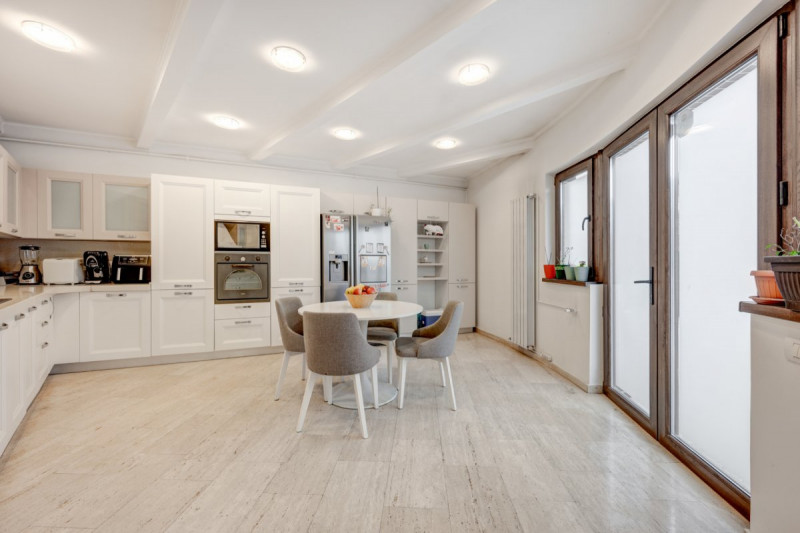 Apartament elegant 170mp, curte proprie și 3 locuri parcare, Parc Bazilescu!