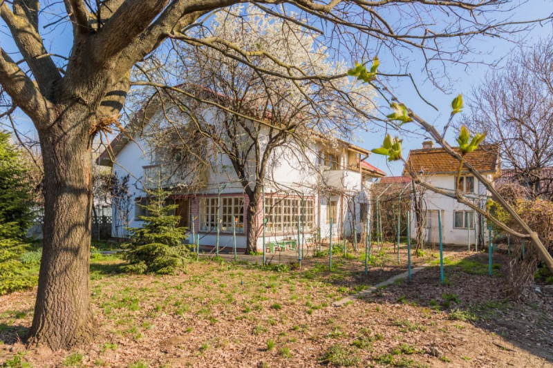 Afumati – Str.Fagului, Casa 5 camere si garaj, 244 mp, cu teren 600 mp.