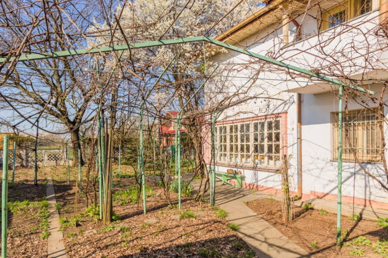 Afumati – Str.Fagului, Casa 5 camere si garaj, 244 mp, cu teren 600 mp.